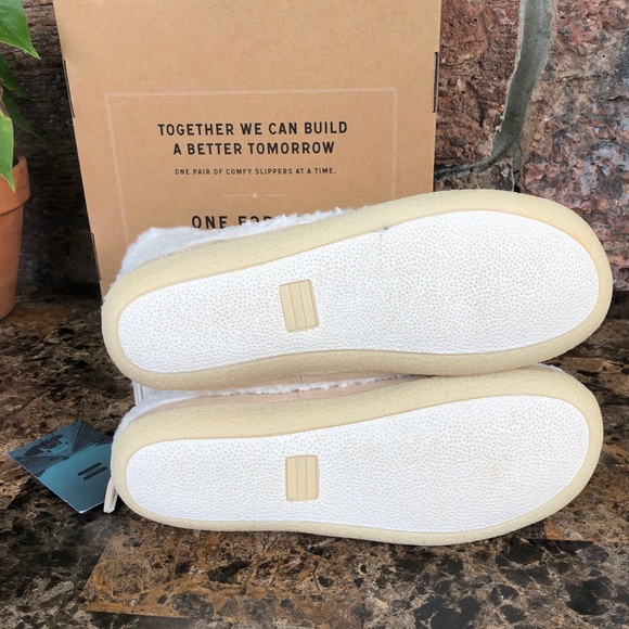 NEW TOMS Women's plush bootie slippers - Picture 8 of 10